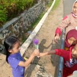 Sambut Hari Ibu, Puluhan Murid Paud Al- Furqon antusias Berbonong- bondong Berikan Bunga