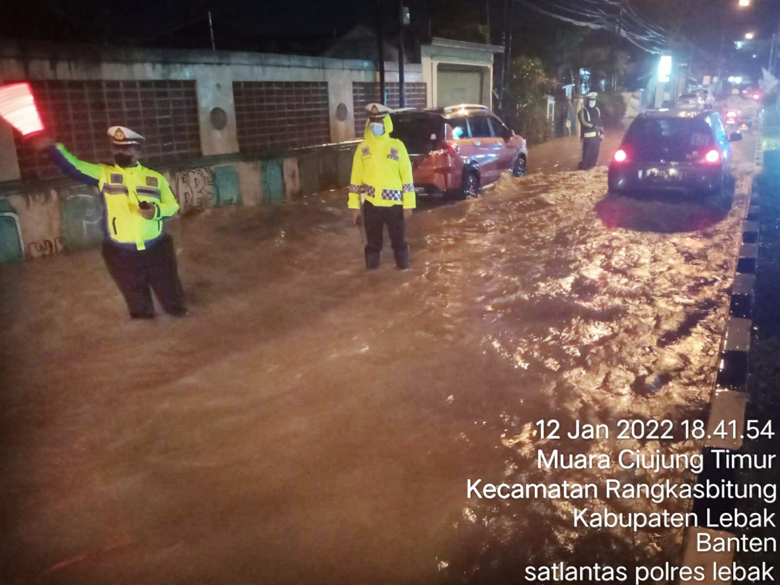 Istimewa, Polres Lebak Gerak Cepat Bantu Evakuasi Warga Terdampak Banjir