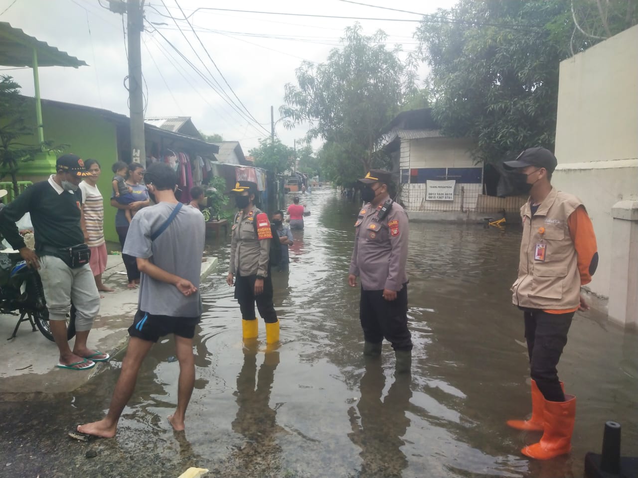 Polsek Cengkareng Salurkan Bantuan Untuk Warga Terdampak Banjir