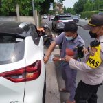 Istimewa, Personel Polsek Tambora Dorong Mobil Warga Saat Mogok
