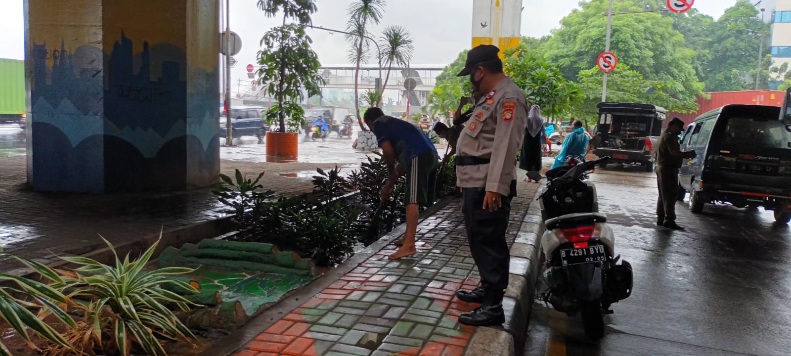 Walau Diguyur Hujan, Polsek Cengkareng Gelar Operasi Yustisi