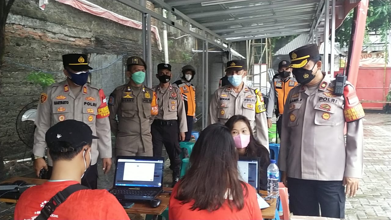 Polsek Kebon Jeruk Tinjau Lokasi Vaksin Driver Thru