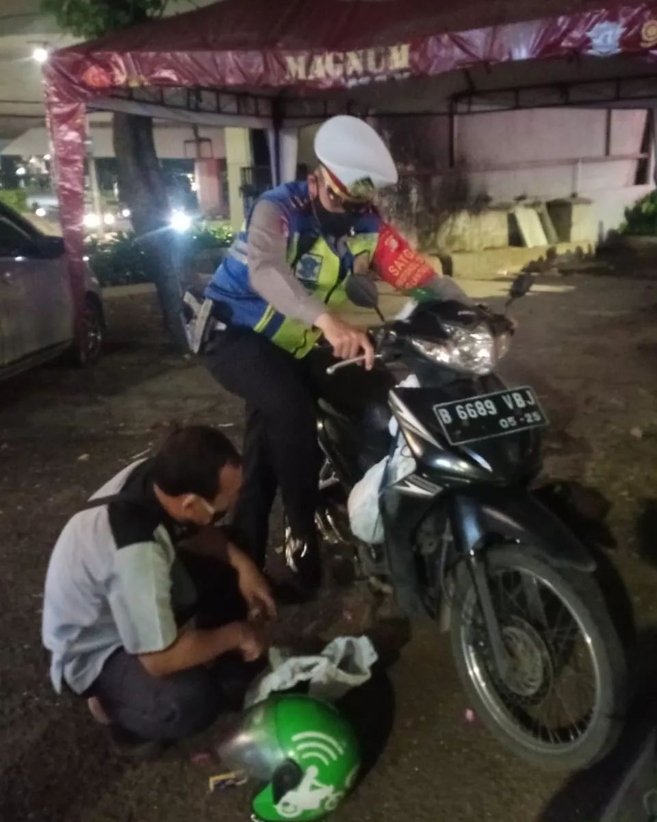 Satlantas Jakarta Barat Bantu Pengendara Saat Alami Mogok