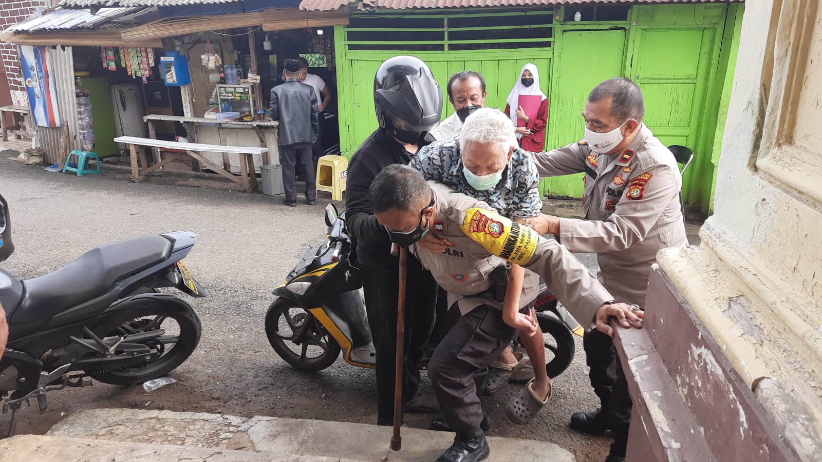 Polsek Palmerah Sigap Bantu Lansia Yang Akan di Vaksin