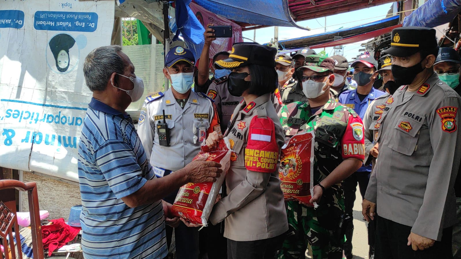 Warga Terdampak Covid, Polsek Tambora Salurkan Bantuan Sembako