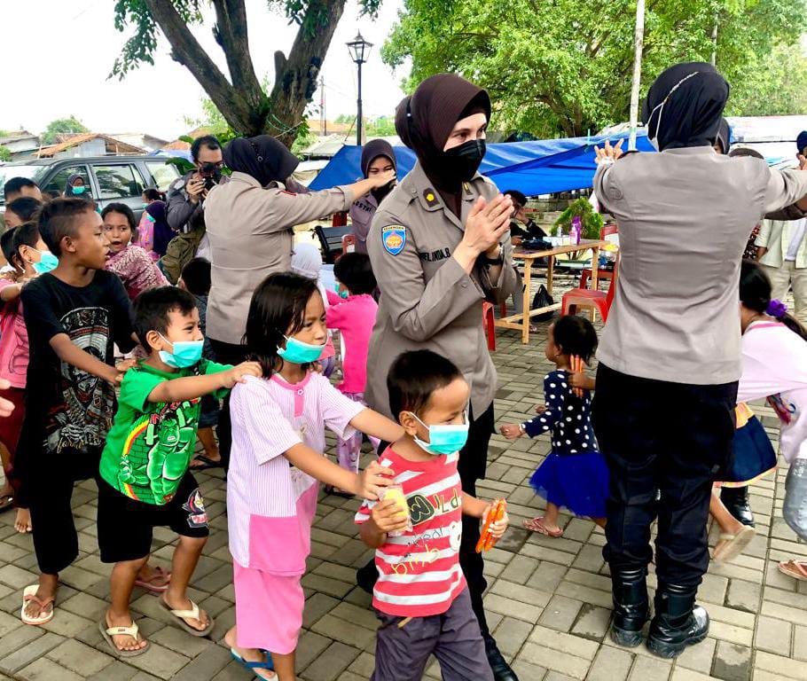 Berbagi Keceriaan, Polwan Polda Banten Gelar Trauma Healing Bersama Anak Terdampak Banjir