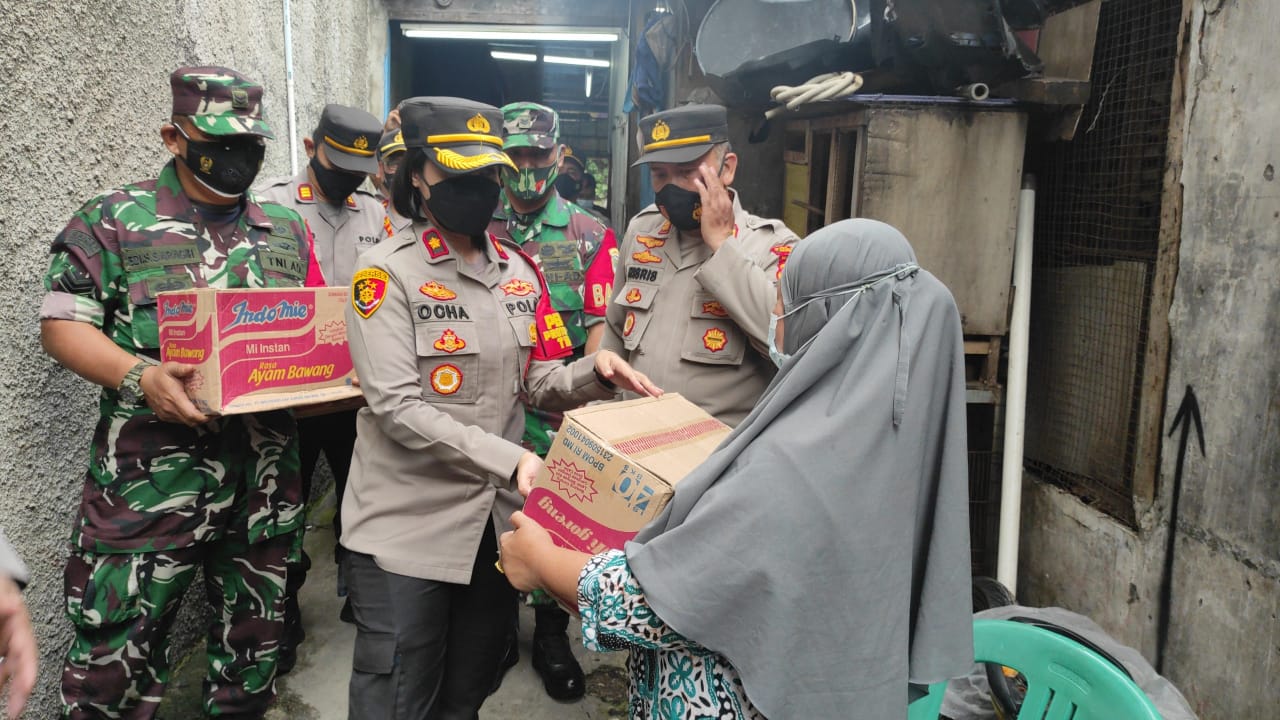 Polsek Tambora Bersama Tiga Pilar Bagikan Paket Sembako