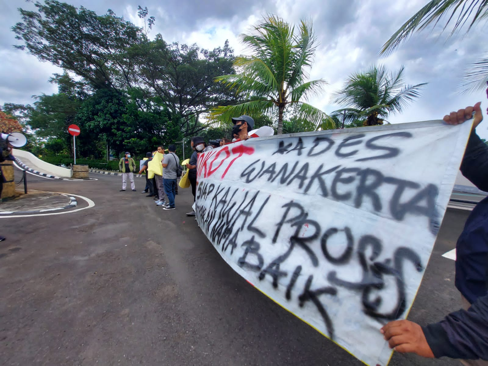 PJPT Unjuk Rasa Atas Hinaan Dari Kades Wanakerta Tangerang