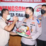 Kapolres Jakarta Barat Beri Bantuan Untuk Anggota Yang Sedang Sakit