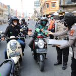 Polwan Polres Jakarta Barat Bagikan Ratusan Masker