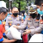 Aksi Humanis, Polres Jakarta Barat Bagikan Ratusan Paket Sembako