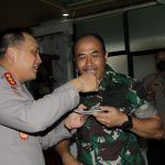 Hari Jadi TNI Ke-77 Polres Jakarta Beri Surprise Ke Kodim 0503 jb