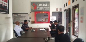 Sahri saat membuat Laporan di Kantor Bawaslu Kabupaten Lebak, di dampingi Anggota DPRD Lebak terkait dugaan pungli.