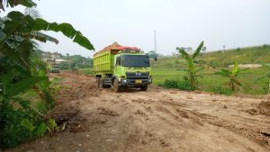 salah satu truk tronton yang mengangkut tanah merah di Depan Sebrang Pintu Tol Mandala Rangkasbitung, Lebak, Banten