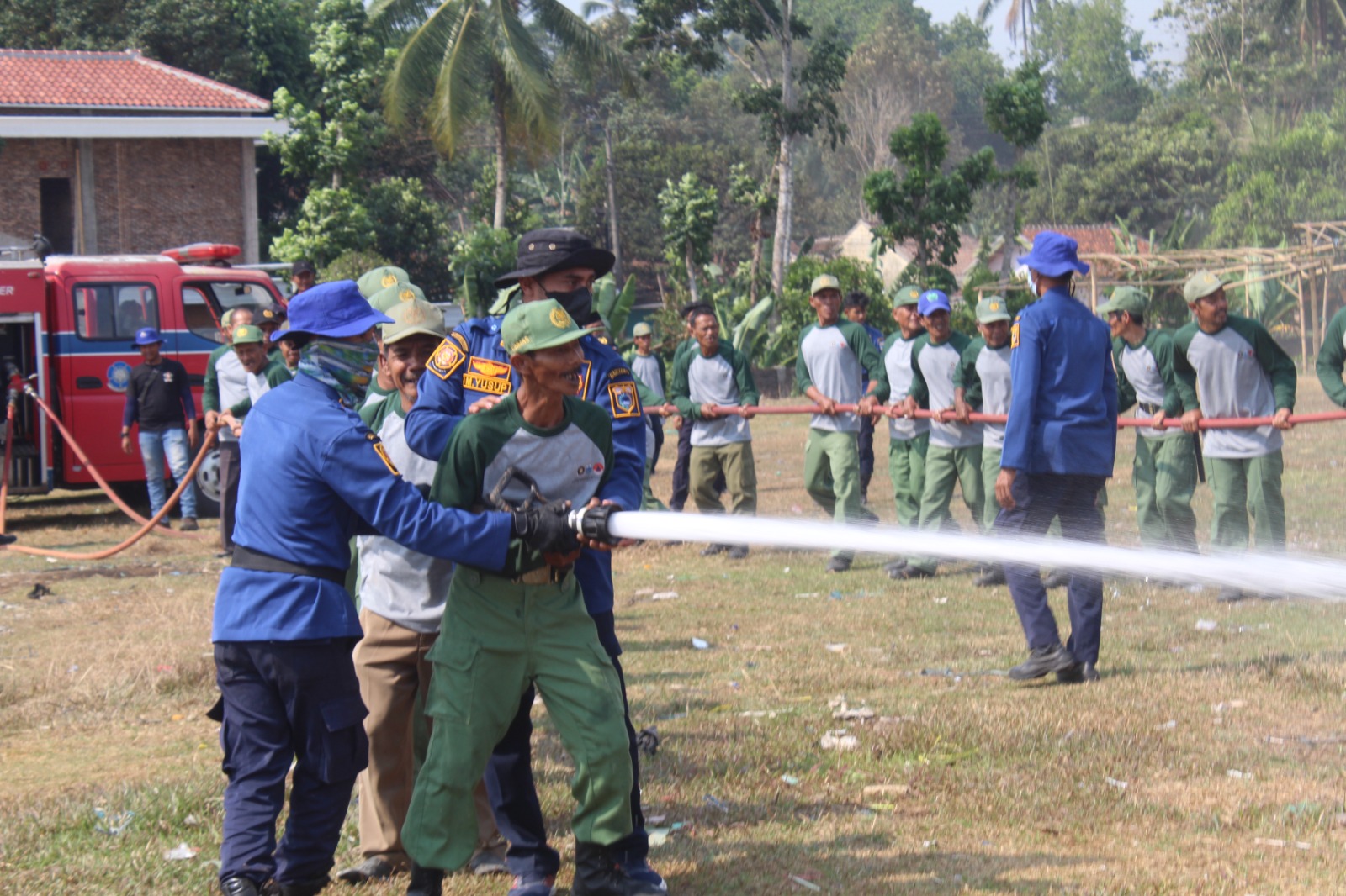 Anggota Linmas saat diberikan pelatihan pemadam kebakaran.