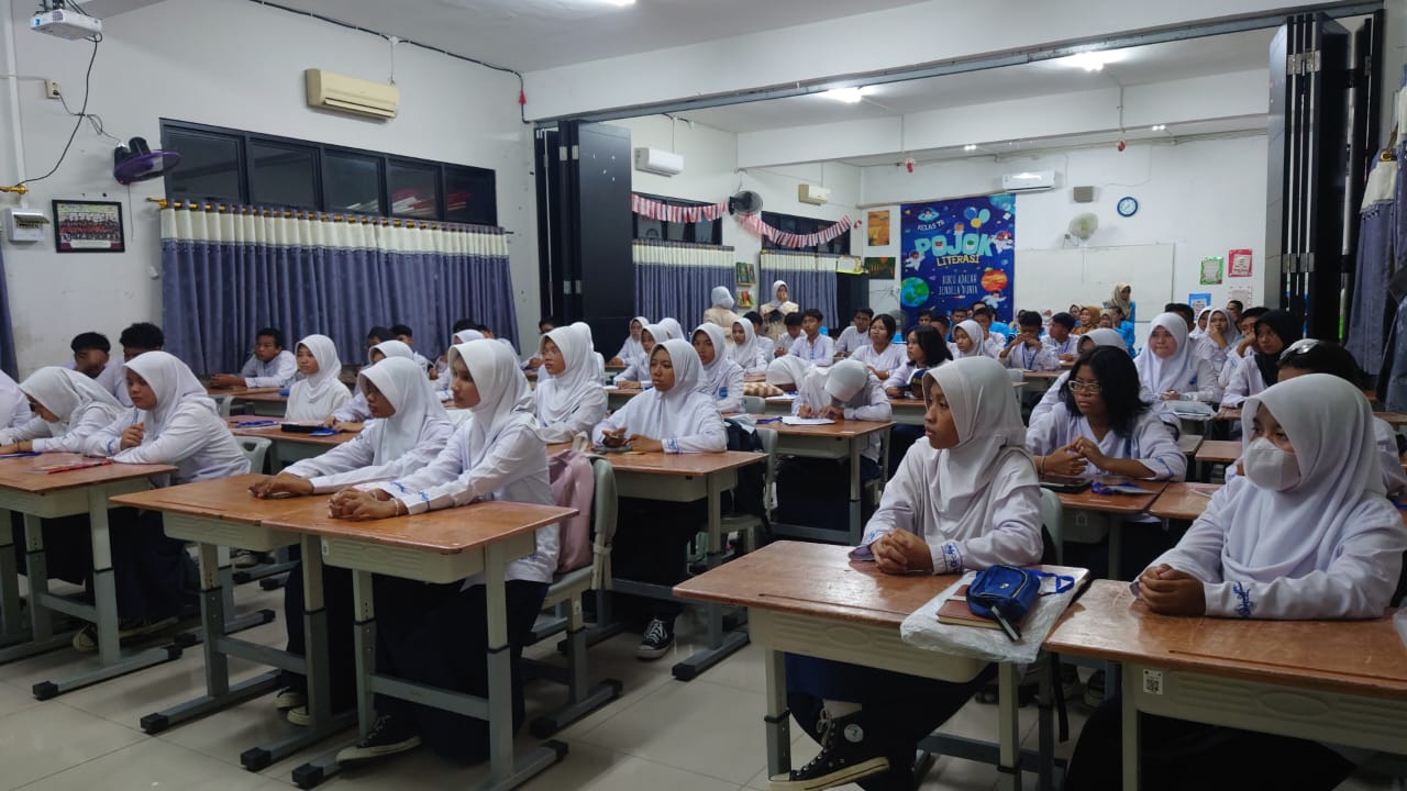 Menumbuhkan Jiwa Kepemimpinan OSIS SMPN 16 Jakarta yang Bertanggung Jawab dan Visioner: Pengabdian Masyarakat Universitas Pamulang