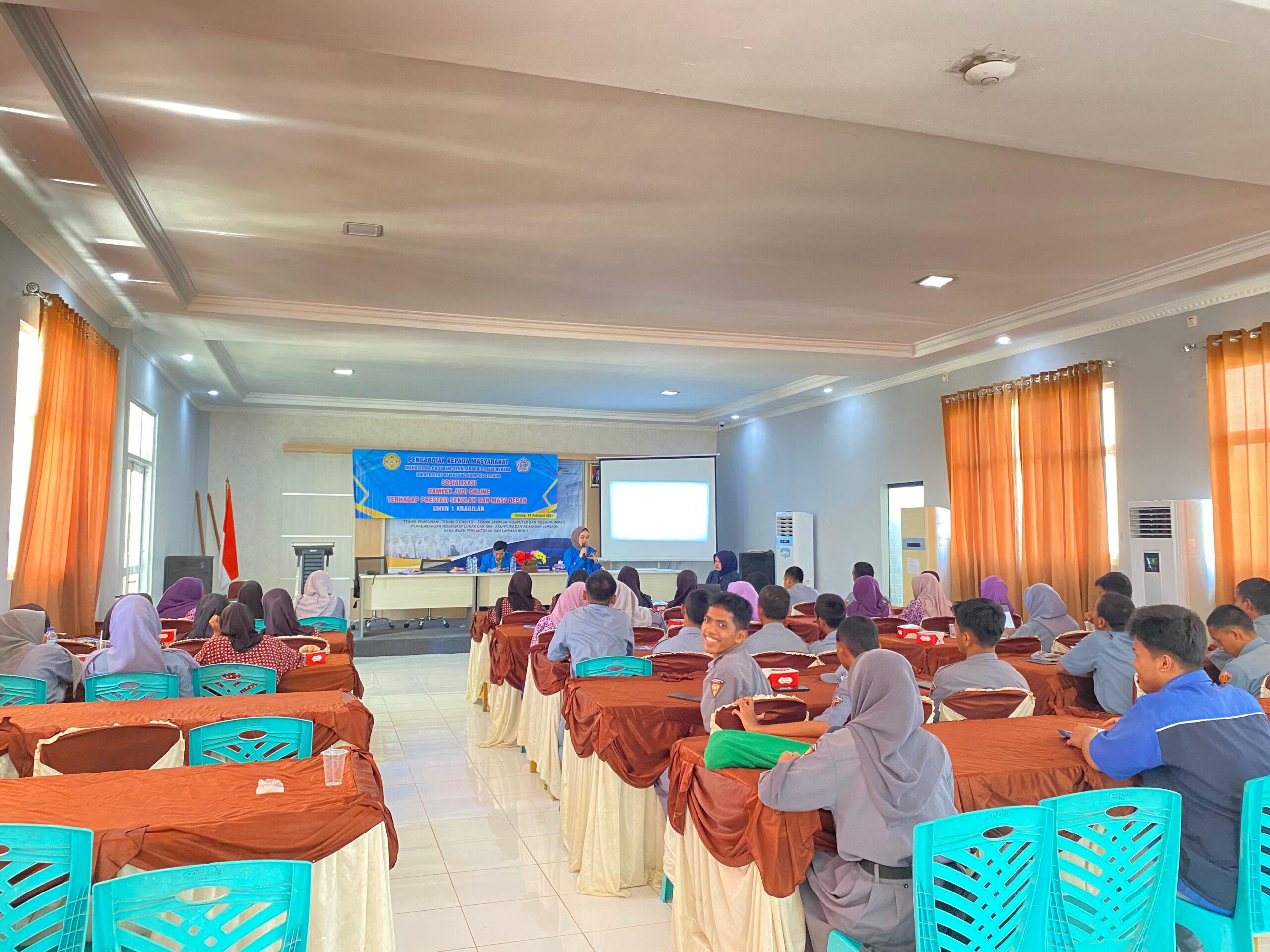 Foto : Mahasiswa Prodi Administrasi Negara Unpam Serang Melaksanakan Kegiatan PkM di SMK Negeri 1 Kragilan/Sumber Foto: Jurnalis TransRakyat.com